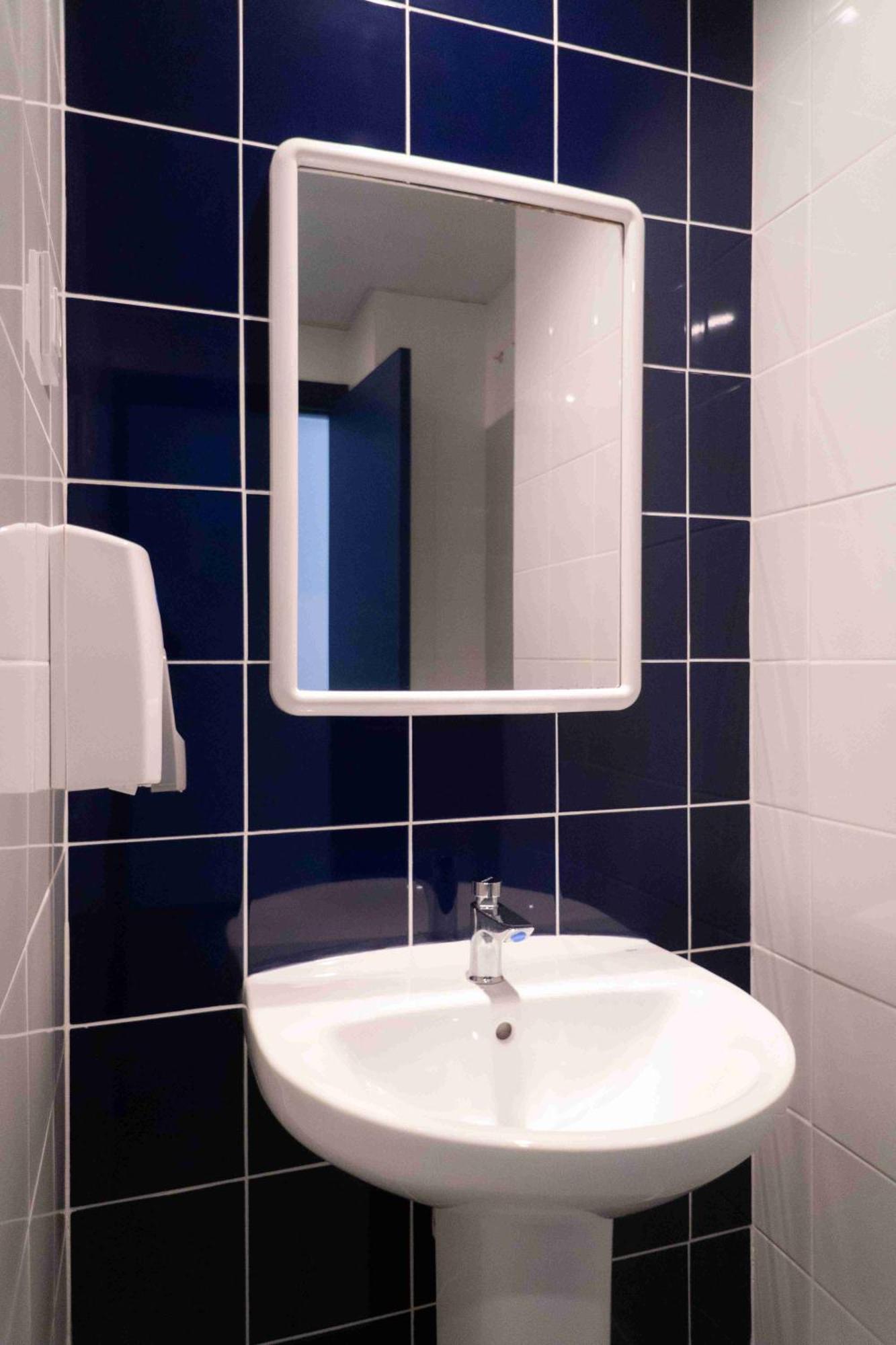 Bed a 8-Mixed Dorm Ensuite,1586841432:JPEG